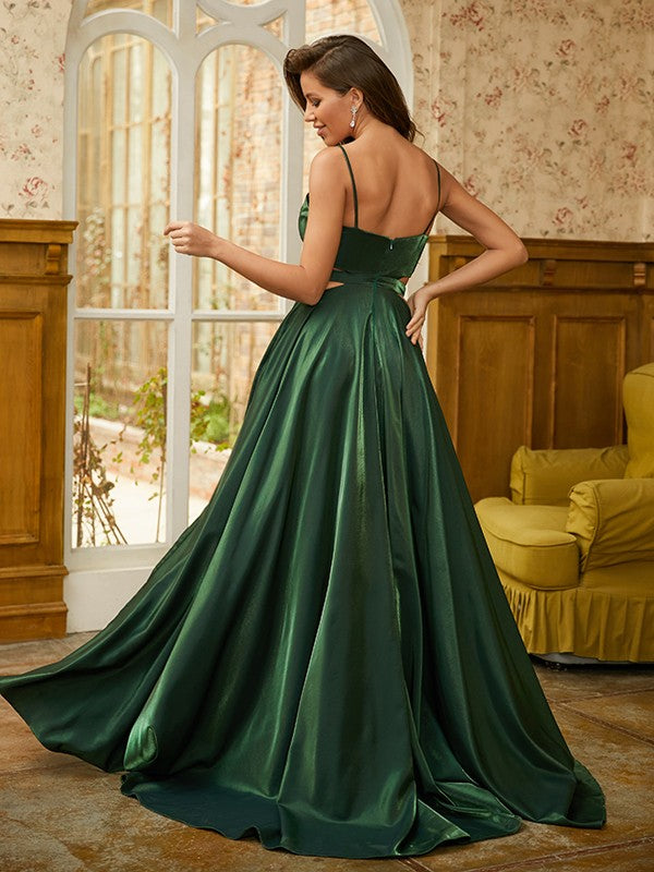 Vestidos con volantes, escote en V, sin mangas y cola larga